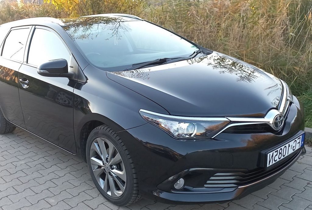 Ujęcie na zaparkowaną Toyotę Auris, rocznik 2018. Dostępne do wynajęcia na rd-car.pl
